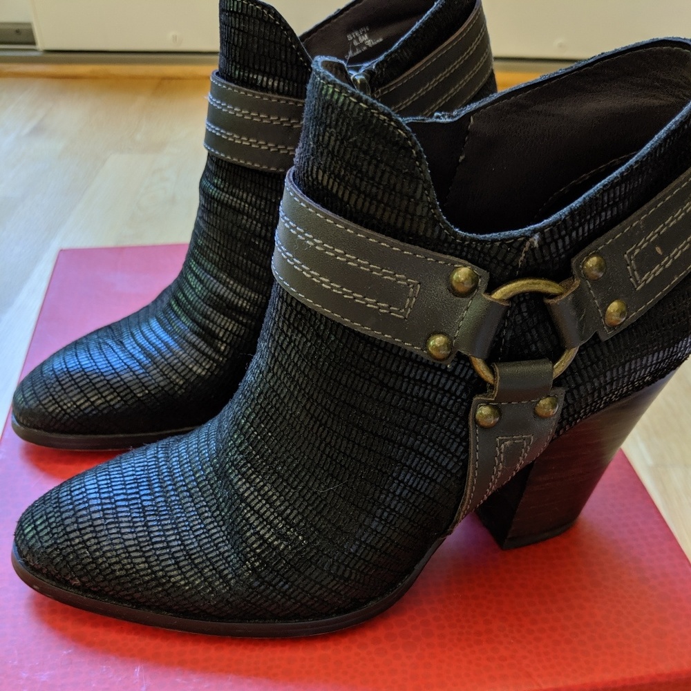 Donald Pliner block heel ankle boots